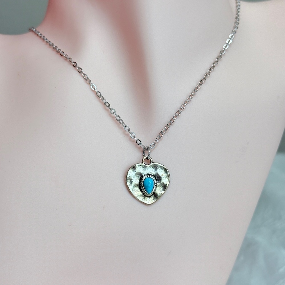 ⚜️ Silver Heart Pendant Necklace with Blue Accent - Picture 3 of 9